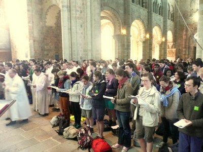 25. Plus de 800 pèlerins prenaient place dans l'abbatiale