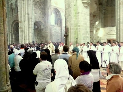 27. En cette année de la vie consacrée, les religieux étaient rassemblés dans le choeur pour l'eucharistie