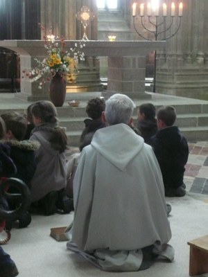 16. Temps d'adoration dans l'abbatiale