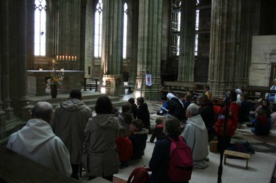 17. Devant le Saint Sacrement